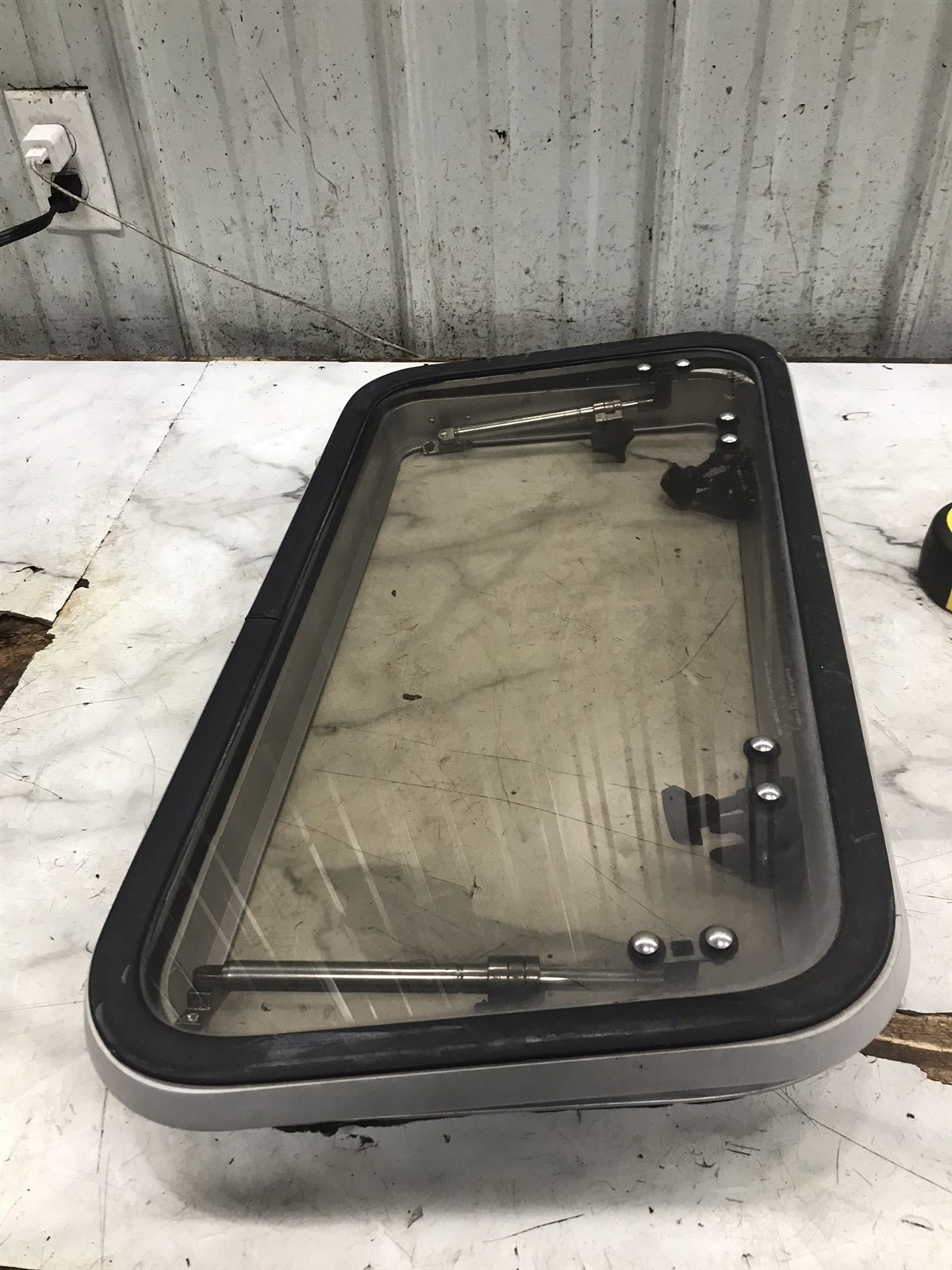 90 Cruisers Yachts Rogue 3060 Boat Taylor Made rectangular hatch window