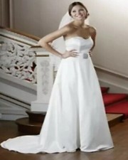 Nicolas Millington Tulip Wedding Dress Size 8/10 Ivory BNWOT Ex Display