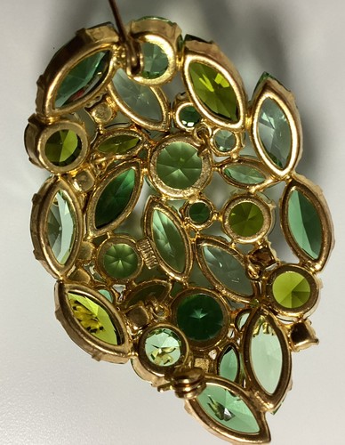 VTG Varigated Green Crystal Rhinestone Brooch Leaf Shaped Domed Marked Austria - Picture 5 of 11