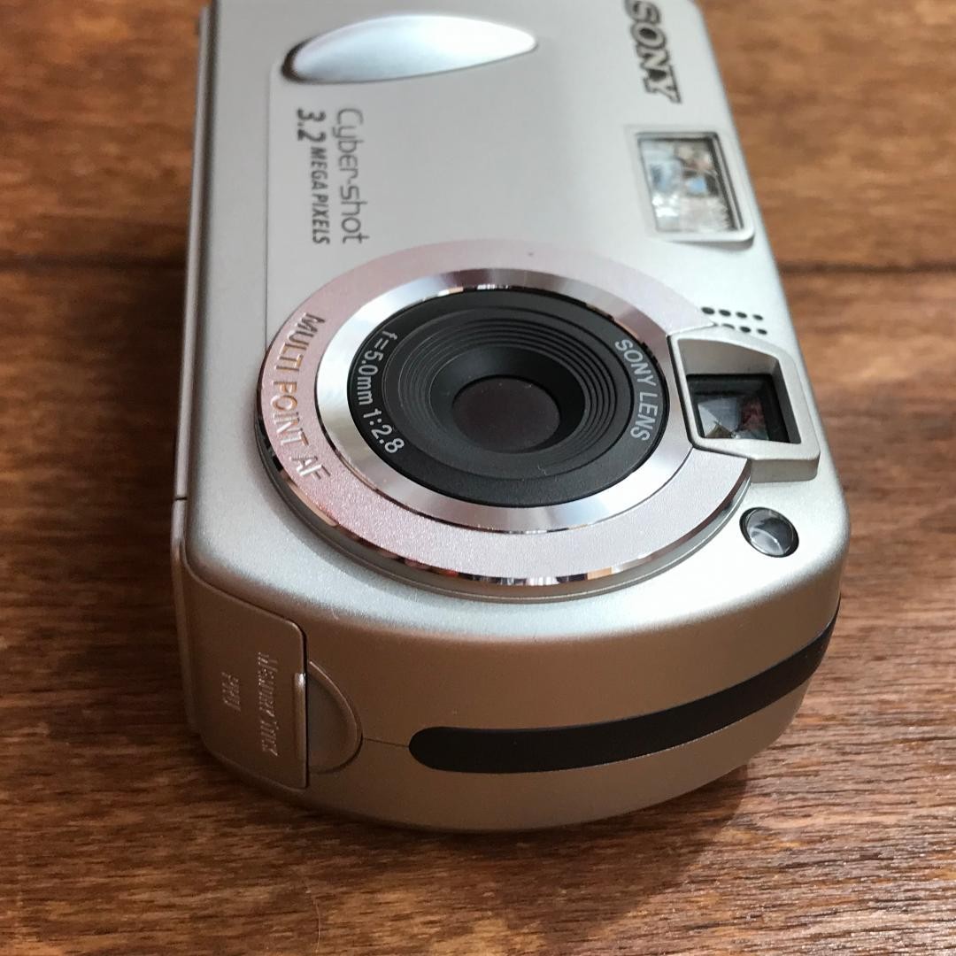 美品　SONY Cybershot DSC-P32 動作確認済　電池式 Sony Cyber-Shot DSC-P32 3.2MP Digital Camera AA Battery