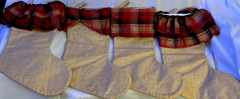 Lote de 4 medias de Navidad de arpillera puños a cuadros rojos rústicos de granja de campo Foto 3 de 4