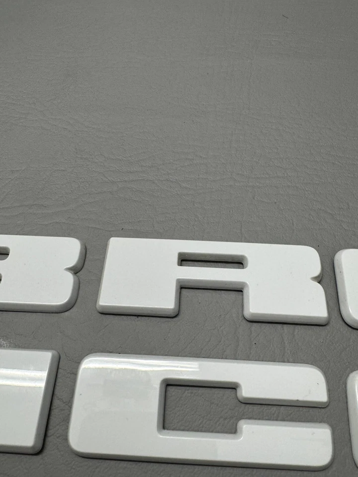 21 22 23 24 FORD BRONCO SPORT PUERTA TRASERA EMBLEMA BLANCO LOGOTIPO INSIGNIA SIGNO USADO PERLA Foto 3 de 4