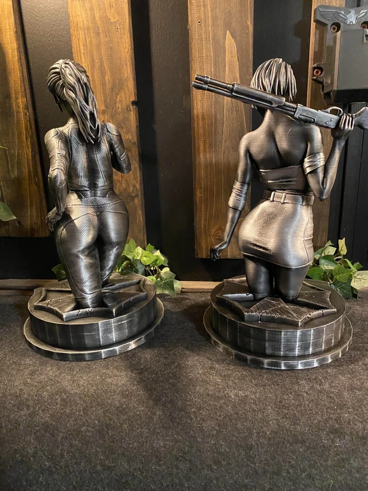Resident Evil Claire Redfield and Jill Valentine statues 13 inches Tall - Image 3 of 4