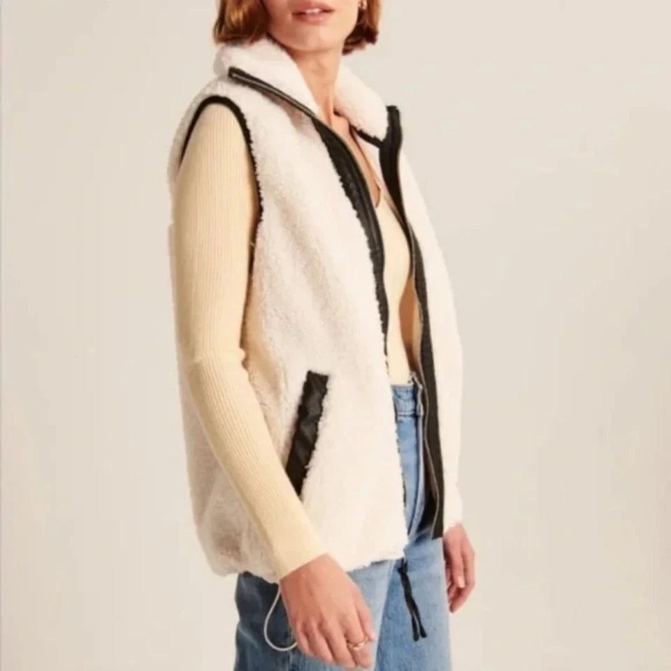 Chaleco Abercrombie & Fitch Sherpa Cremallera Completa en Blanco Negro Talla Pequeña Foto 3 de 4