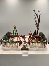 DEPARTMENT 56  #56 52506 VILLAGE ACCESSORIES Festive Front Yard Snow Village
