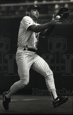 1993 Press Photo Brewers right fielder, Tom Brunansky catches foul ball