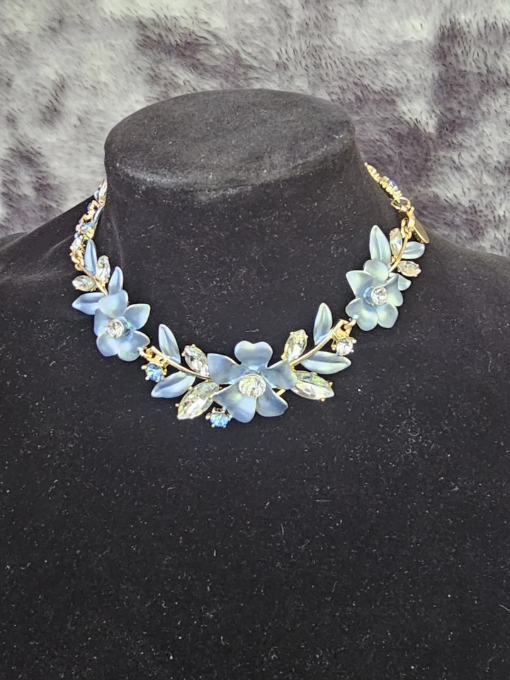 Collar Flor Pétalo Azul Helado y Cristal - Elegante Diseño Jardín Foto 4 de 4