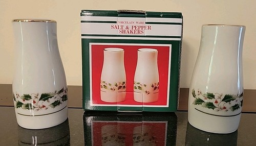 Vintage Caldors Porcelain Ware Salt & Pepper Shakers Holly Berries EUC - Picture 7 of 11