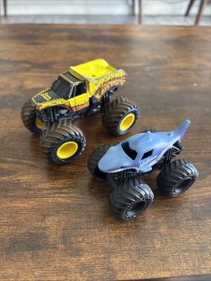 Monster Jam Earth Shaker Monster Truck  Megalodon Series 1 Scale 1:64