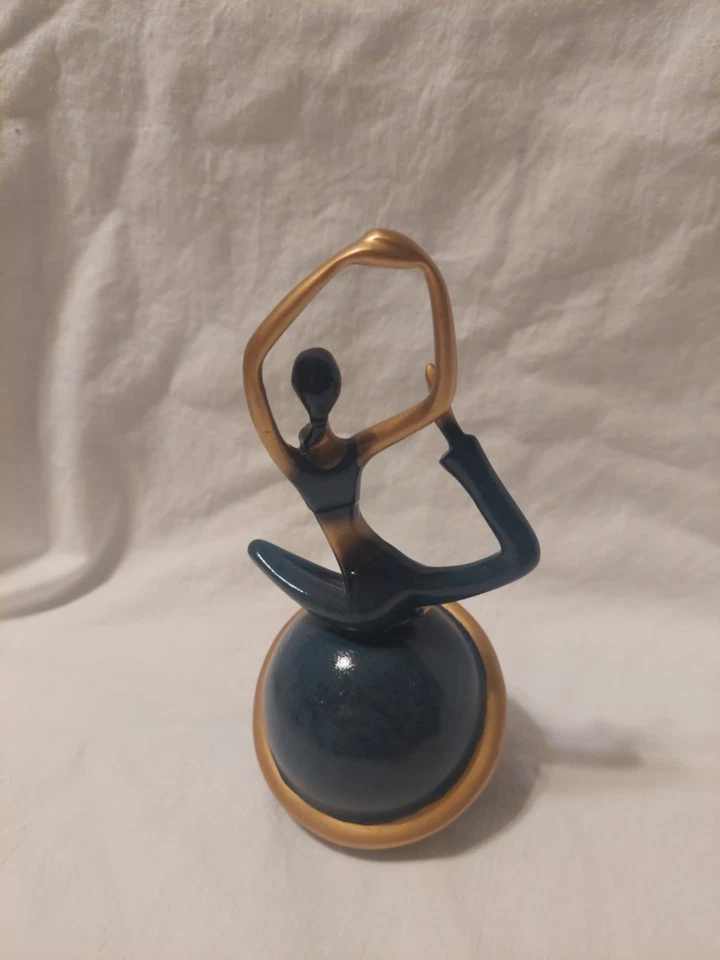 Estatua decorativa de resina para dama en postura de yoga para decoración de oficina en casa Foto 3 de 4