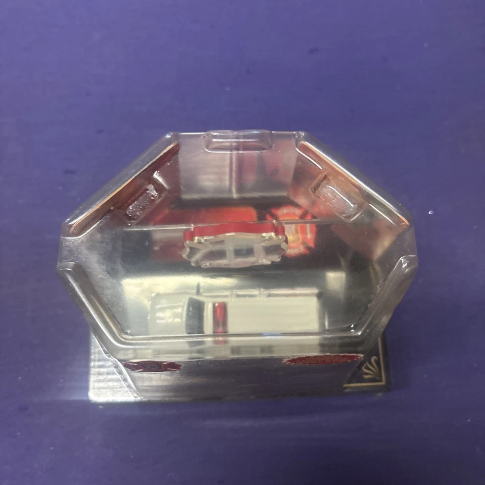 CÓDIGO 3 SUBURBAN #28 DIECAST 1:64 CHEVY EMS RESPUESTA RÁPIDA WASHINGTON DC ¡NUEVO! Nuevo en caja Foto 4 de 4