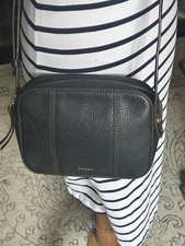 Borsa a tracolla per fotocamera Fossil Gemma in pelle nera con ciottoli hardware oro 103910