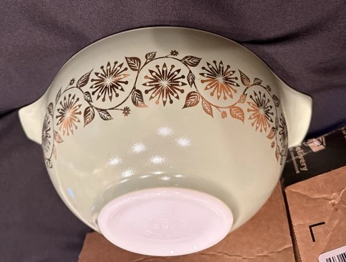 VINTAGE PYREX SAGE GREEN GOLD MEDALLION 2 1/2 QT CINDERELLA BOWL # 443