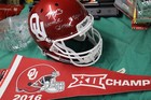 SCHUTT RED OU BOOMER Sooners SPECIAL D Replica Helm signiert MIT BANNER