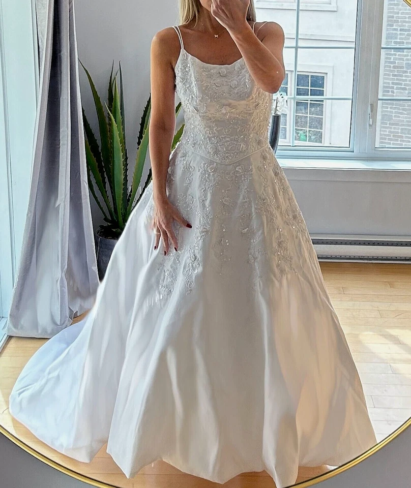 Cathedral wedding dress. Ball gown style. Pearl beaded with floral appliqué .M-L - Image 2 of 4