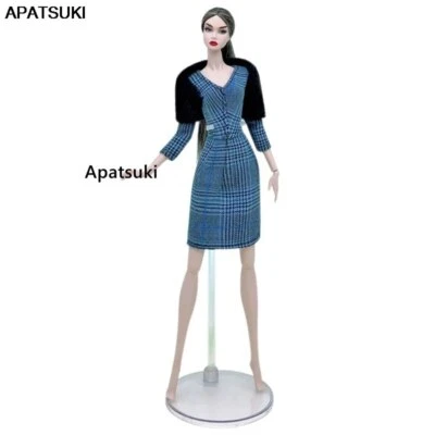 APATSUKI Blau kariertes Kleid & schwarzer Wickelumhang für Barbiepuppen-Kleidung Outfits