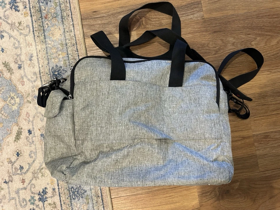 Bolsa de pañales Skip Hop Duo para viajar con correa de equipaje bolsa de fin de semana gris Foto 3 de 4