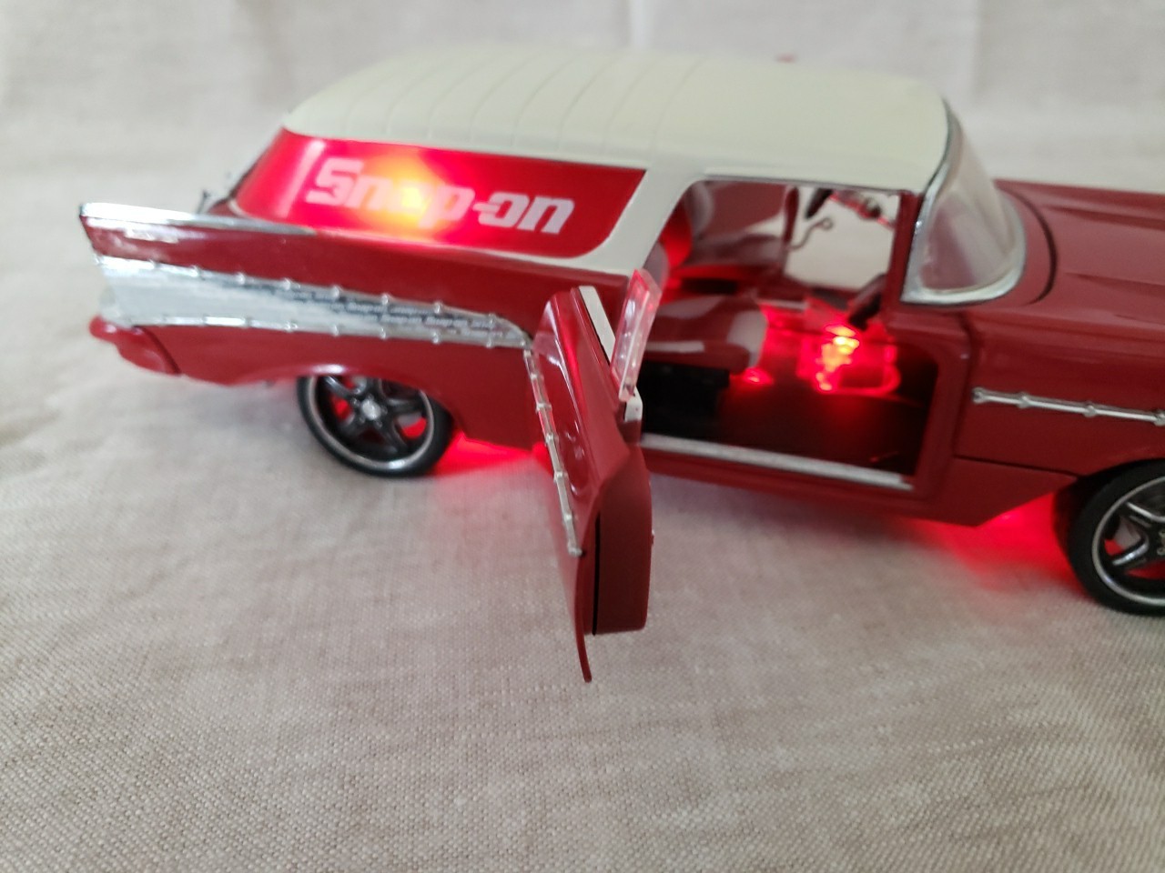 SNAP-ON GLO-MAD CUSTOM ST ROD 1957 Chevy Nomad 1:24 Crown Premiums Diecast