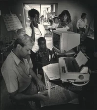 1988 Press Photo Milwaukee Public School Worker Ed Pahule Reviews Forms