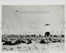 1967 Press Photo Israeli troops dive for cover as Egyptian MIG flies overhead.