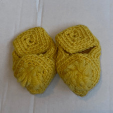 Vtg Kitschy yellow crochet knit yarn slippers for toddler