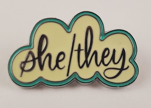SHE/THEY Pronouns Spilla Spilla Pulsante Preferenza Pronouna Preferita - Foto 1 di 3