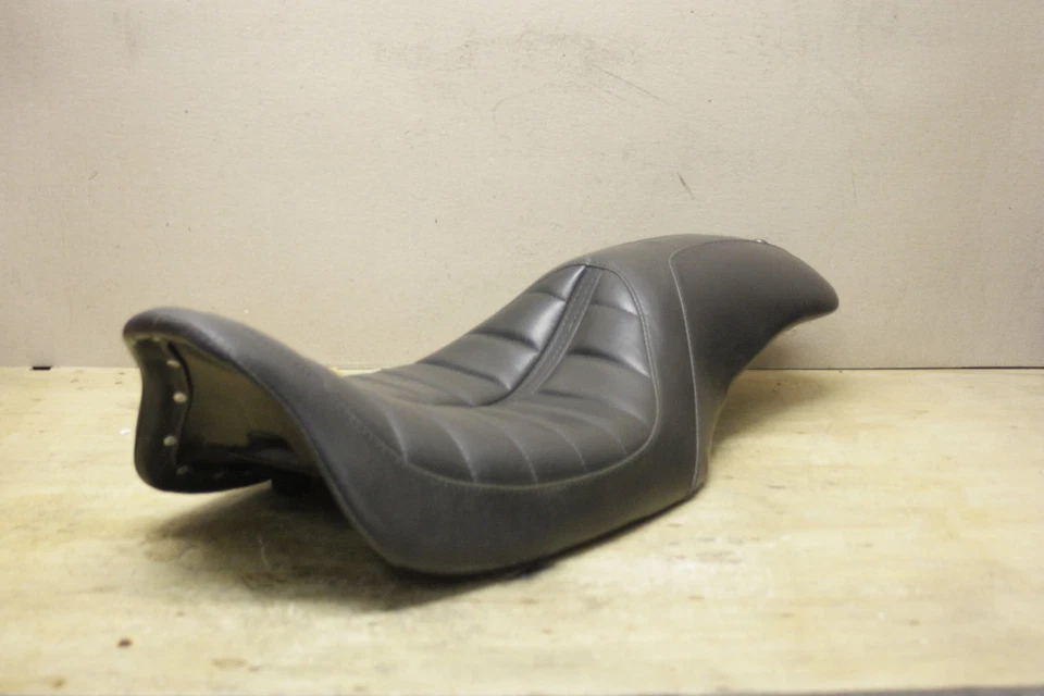 ROLAND SANDS DESIGN - 76902 - Asiento 2-Up Enzo, Negro Foto 2 de 4