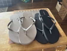Set Of 2 Old Navy Women's Shoe Size 9 Black And Tan Classic Flip Flops New