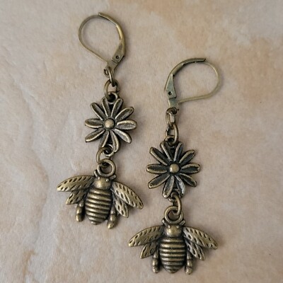 Beautiful Bronze Honey Bee Daisy Charm Earrings Lever Back Earwires, Boho Garden