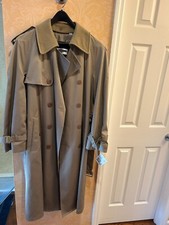 London Fog brand new with tags classic men's tan trench coat. 40 Reg- lined