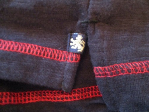 NUEVA CON ETIQUETAS CAMISETA DE ALGODÓN NAT NAST NEGRA PEQUEÑA CON COSTURAS ROJAS - Imagen 7 de 10