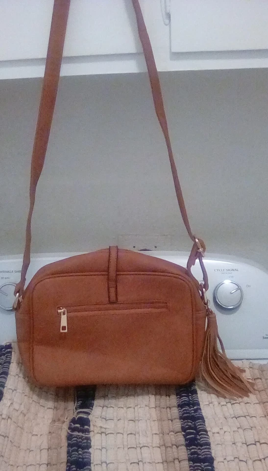 Cartera/Bolso de mano marrón caramelo con borla con diseños de recorte de flores Foto 3 de 4