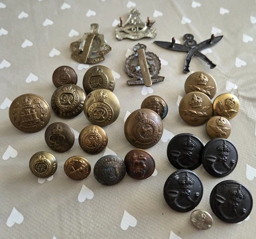 JOBLOT OF BRITISH MILITARY BUTTONS AND BADGES OF WW2.