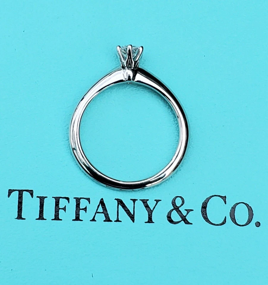 Anillo de compromiso solitario redondo de platino Tiffany & Co. diamantes .24 F VS1 talla 5.5 Foto 3 de 4