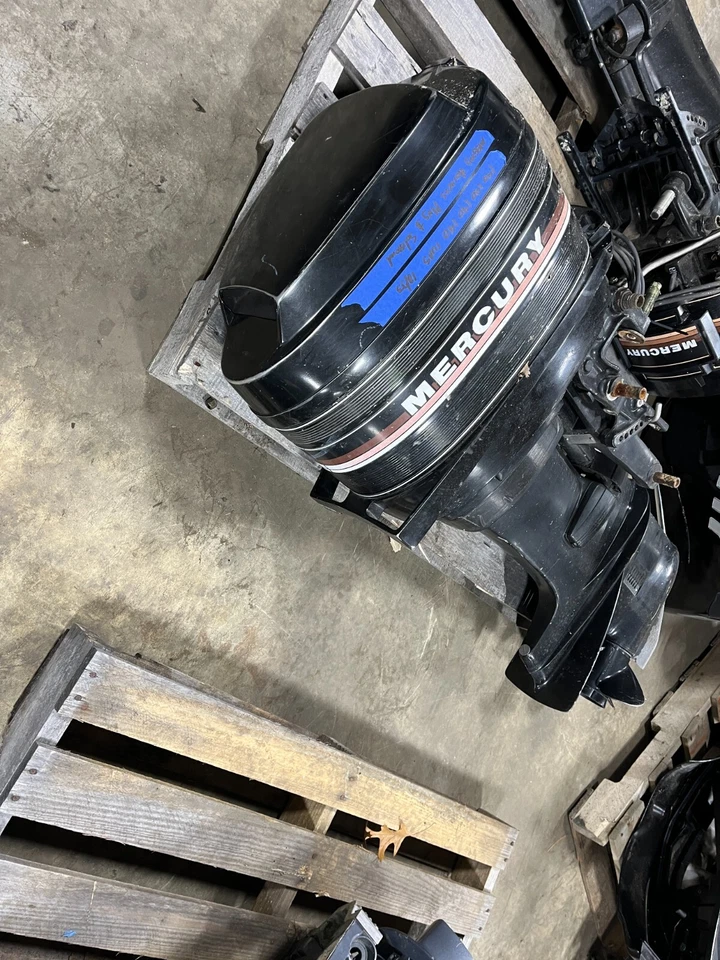 Motor fueraborda de barco Mercury 50 hp 2 tiempos 20" clásico de carburo para piezas Foto 2 de 4