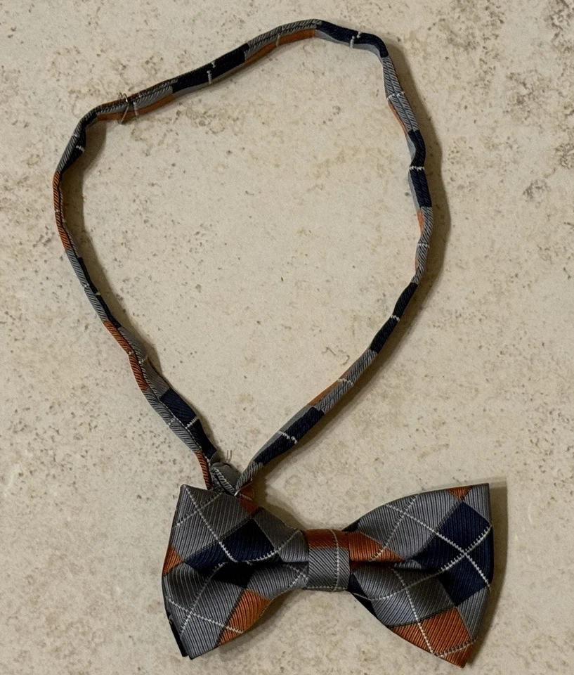 Pajarita ajustable a cuadros preatada para niños en gris, azul marino, naranja. Foto 3 de 3