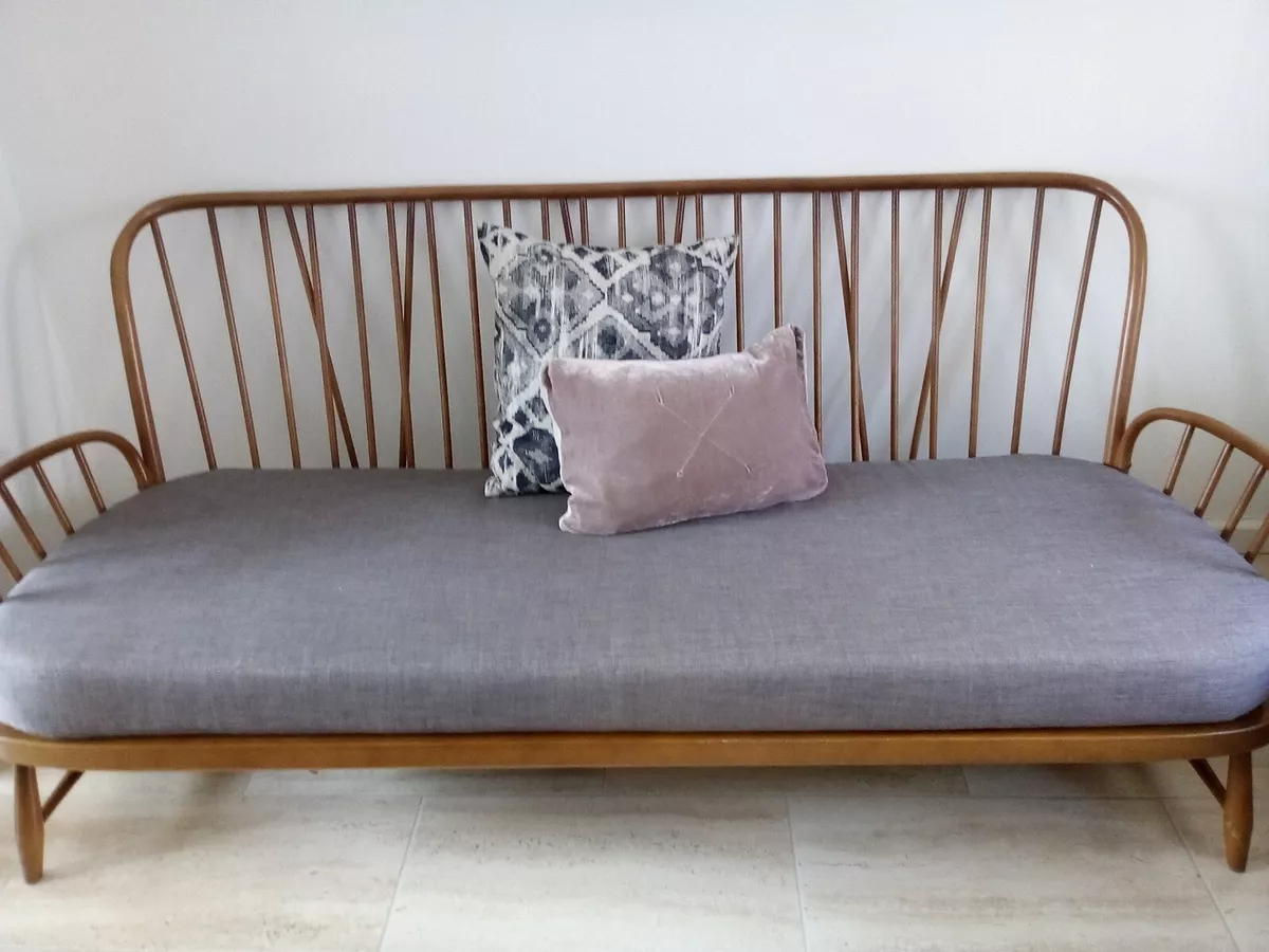 Beautiful Ercol Golden Dawn Jubilee Sofa Day bed in Medium Grey