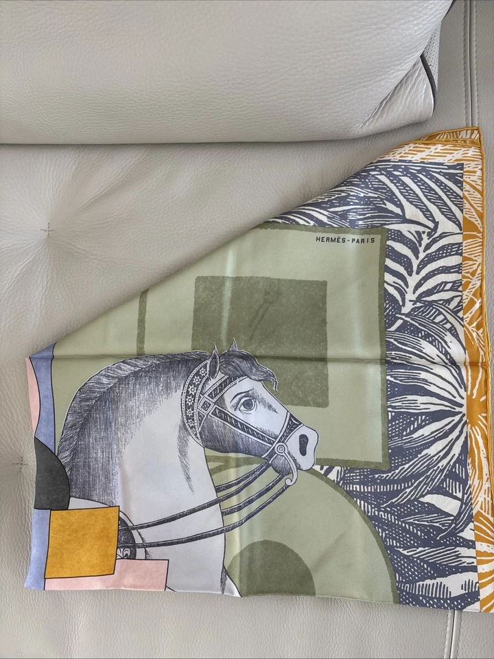 [Rank S] HERMES Carre 90 100% Silk Scarf "CAVALIER EN FORMES" Green made France  - Image 2 of 4
