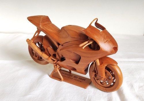 Modellino Moto YAMAHA M1 2009 V.Rossi Scala 1:9 Legno di Ciliegio fatta a mano - Foto 3 di 9