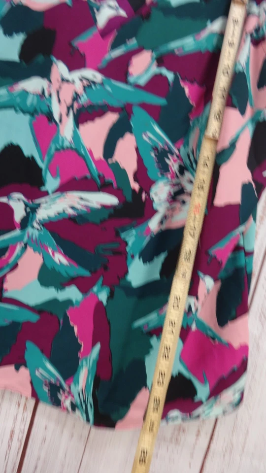 Blusa elegante sin mangas Nine West para mujer cuello en V abstracto floral grande Foto 3 de 4