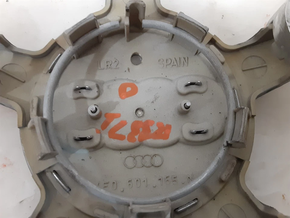 Tapa central llanta Audi Q5 2016 16 4F0601165N OEM Foto 3 de 3
