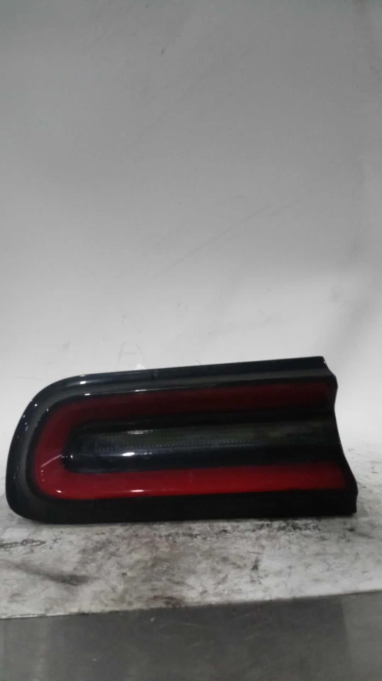 Used Center Tail Light Assembly fits: 2019 Dodge Challenger LED center Center Gr - Imagem 2 de 4