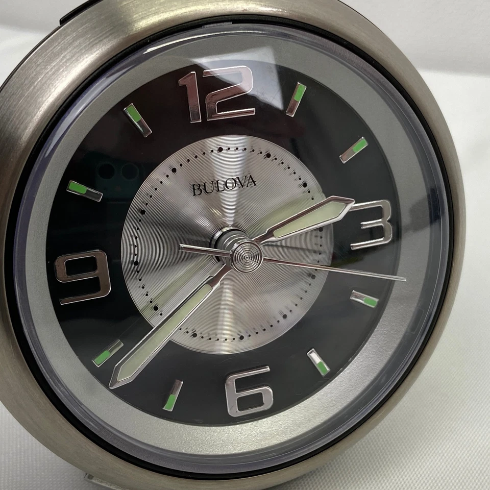 Bulova - Reloj Despertador Nocturno 3.75" W x 3.75" H B5027 Lite | Tono Plateado Cepillado... Foto 3 de 4