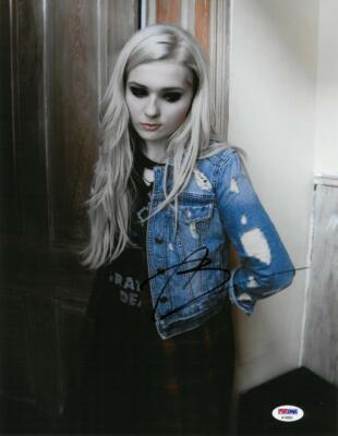 Abigail Breslin Signed Authentic Autographed 11x14 Photo PSA/DNA #AF49052