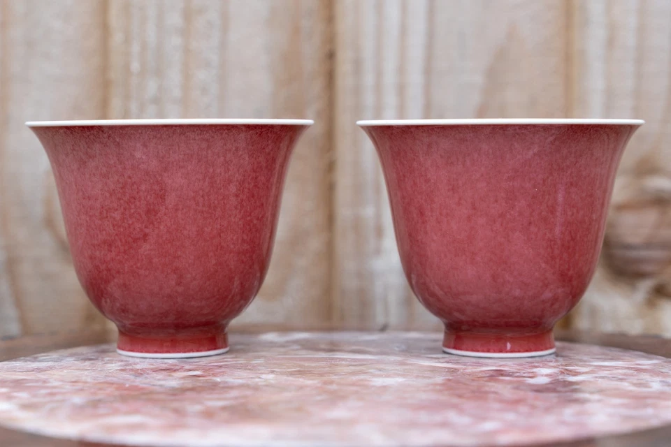 Par de tazas de té chinas monocromáticas esmaltadas rojas de 6,5 cm de alto Foto 3 de 4