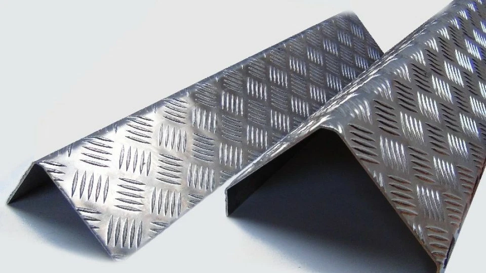 Profilo barra angolare paraspigoli in alluminio mandorlato. - Immagine 2 di 4