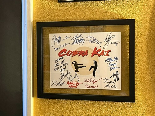 Cobra Kai Staffel 1 Titelkarte gegossen signiert - 8,5x11 - Autogrammnachdrucke - Bild 8 von 8