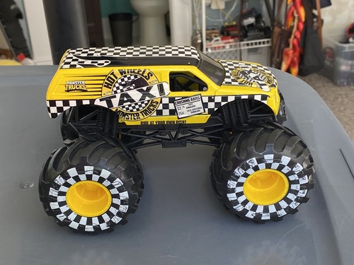 LARGE "Taxi" 1:24 Monster Jam monster truck Hotwheels - Picture 2 of 8