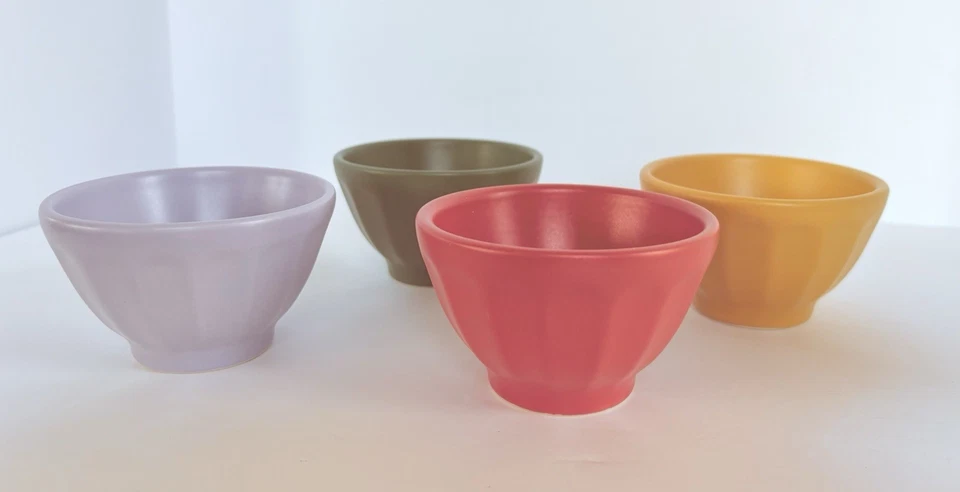 Conjunto de 4 tigelas de latte Anthropologie mini fosco multicolorido amarelo verde vermelho lavanda - Imagem 2 de 4