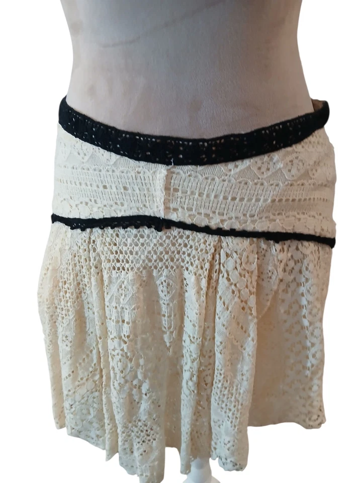 Mini saia feminina Free People preta creme crochê flare 6 lacey - Imagem 2 de 4